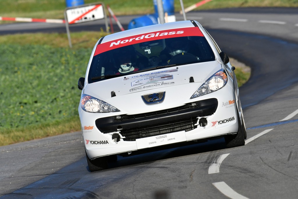 På rallyets første hastighedsprøve, den lynhurtige Snoldelevprøve, kørte Thomas Andersen og Casper Nyland på tredjehurtigste tid i klassen i deres Peugeot 207 RC
(Foto: Morten Dam)